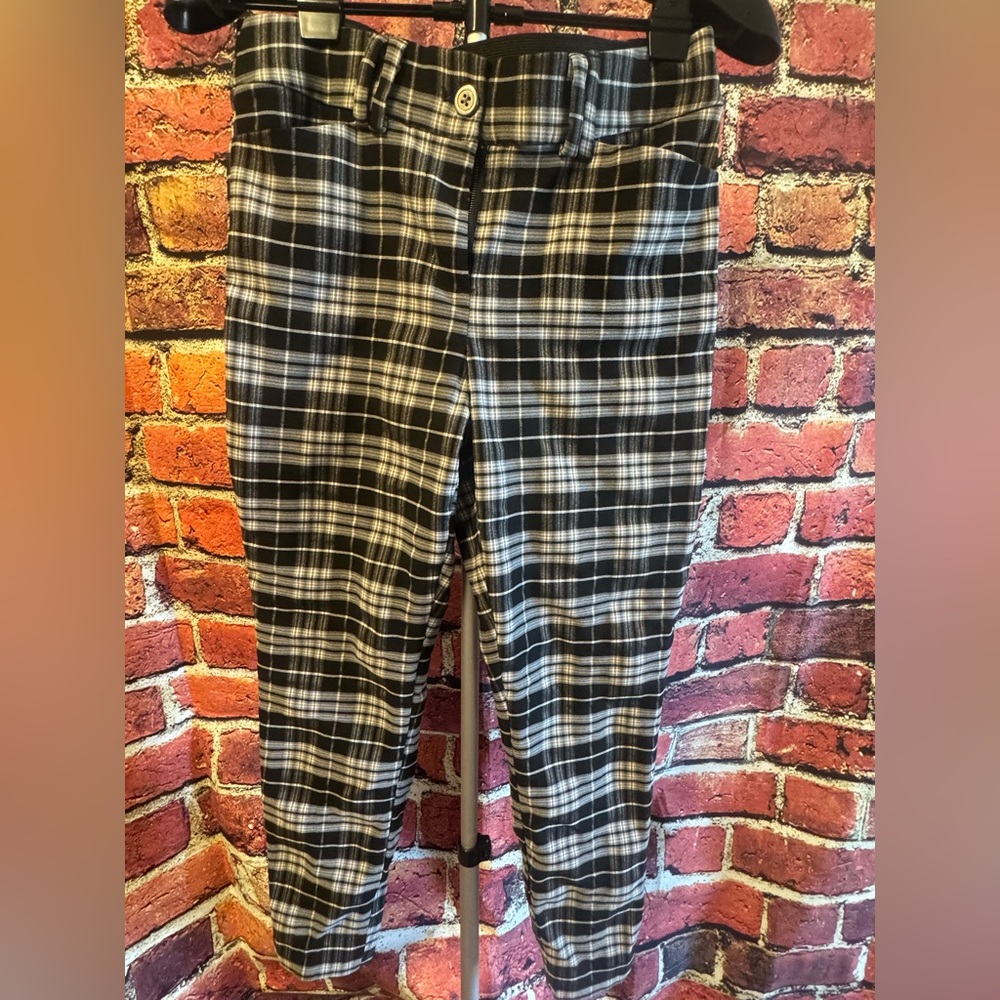 Maurices Black & White Plaid Capris Size M Item #PHK7481 Inseam 25” Waist 32”